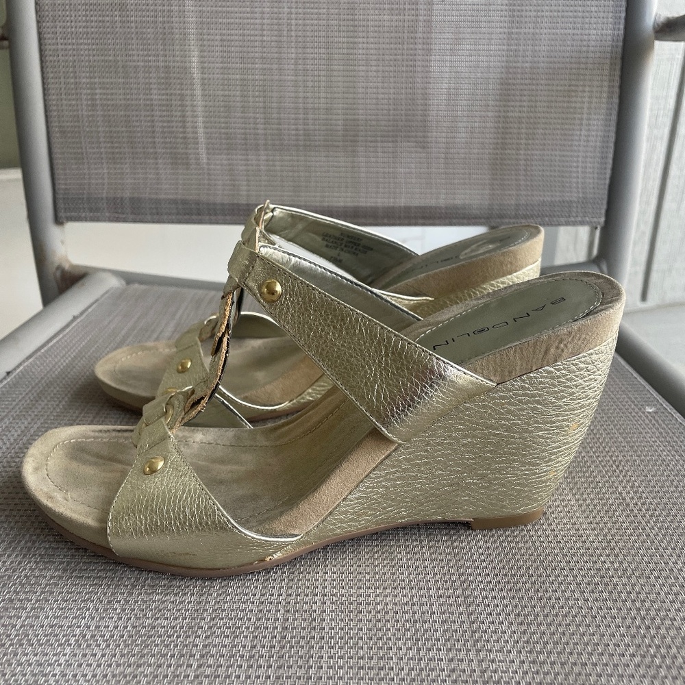 BANDOLINO Gold Leather Wedge Sandals